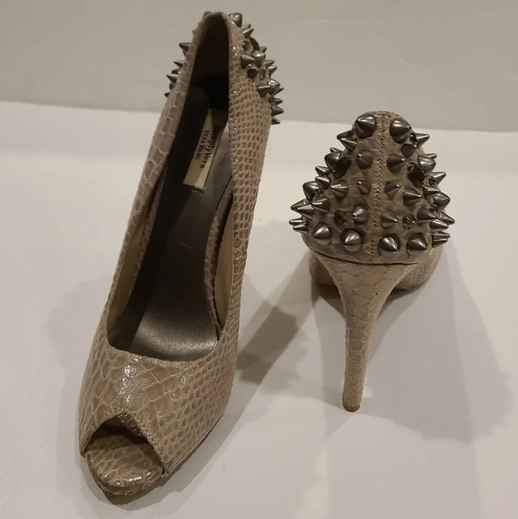 Simply Vera Wang Women's Heels Snakes Print Fabric Beige sz.8.5 M spikes heels - Picture 1 of 11